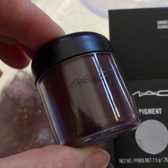 MAC Smoke Signal pigment- RARE AND UNUSED! Large pigment size! - Picture 2 of 3